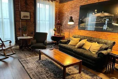 Image de Historic, Stylish Getaway 2 blocks from Waterfront