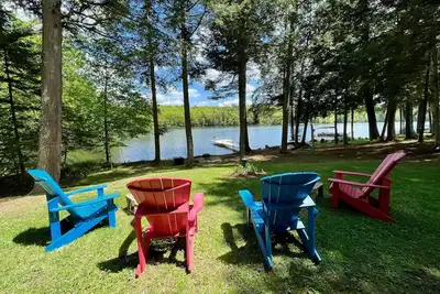 Image de Lakehouse with 100ft of private waterfront on Lovejoy Pond