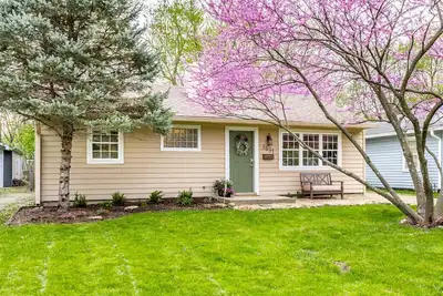 Image de Pet-friendly Broad Ripple cottage on quiet street.