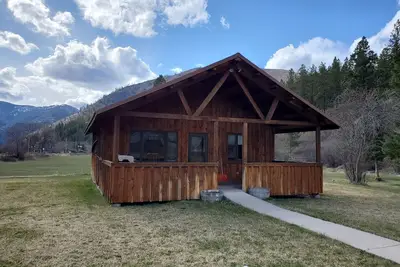 L Diamond E Guest Cabin #2. Rural Luxury close to everything.
