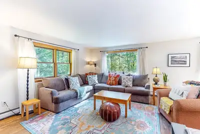 Image de Lovely home close to hiking & skiing w/WiFi, firepit, balcony, wood stove, & W/D