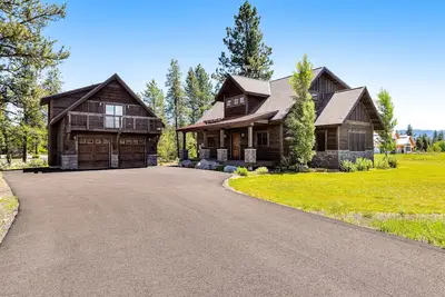 Image de Gorgeous mountain home with waterview, fireplace, washer/dryer, WiFi, & Netflix