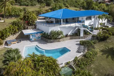 Image de 3 Villas, One Price/ Sleeps 16/ Steam Room/Private Pool/Close to everything Gated