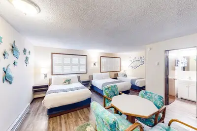 Image de Retro-chic room near beach with fast WiFI - walk to downtown shops & eateries