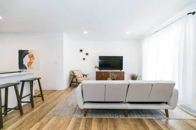 Image de Private Chic 2br | 10 min to Downtown| Fast Wifi