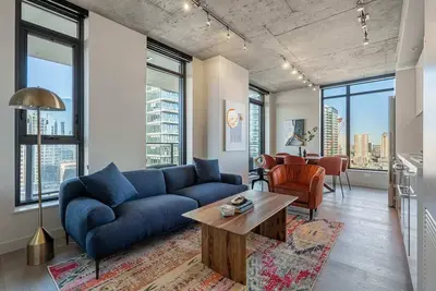 Image de Skyline Views -Pool, Patio, Prkg & Gym - 2br 2ba