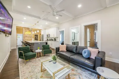 Image de Boho Home with driveway and lots of onsuite baths!