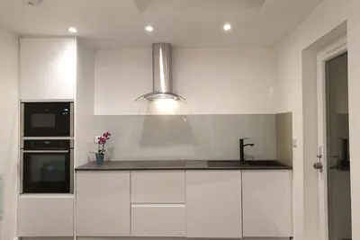 Image de Stylish detached studio with a wet room, Satellite Tv & other amenities 😀
