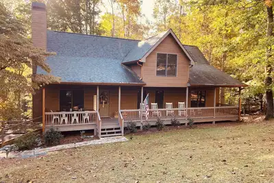 Image de 3 miles to downtown! Renovated Luxury Cabin - wine cellar, firepit, theater room