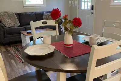 Image de Cozy cottage quiet and secluded but close to everything.