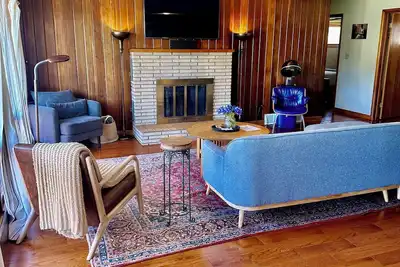 Image de Relax & Recharge: Mid-Century Modern Home with Sauna in Spring Green