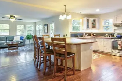 Image de Beautiful Berkshires Farmhouse with game room and plenty of room