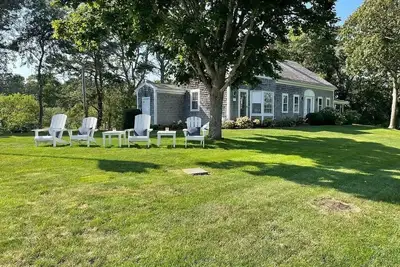 Image de Charming and updated home with private gardens and patio!