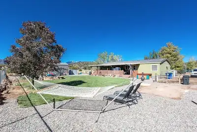 Image de 3 bedrooms with beautiful mountain views and a brand new hot tub