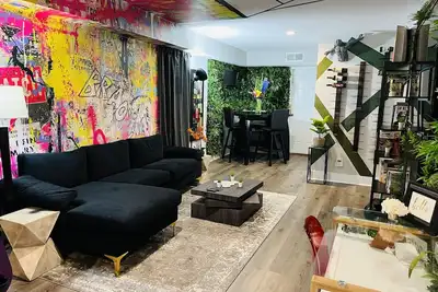 Image de Artsy & Cozy City 2 Bedroom with Indoor Electric Fireplace