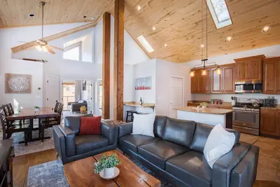 Spring Creek Retreat: 4 bd/3bth at quiet base of ski area