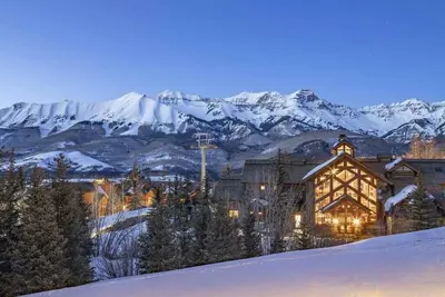 Quiet Creekside Retreat: Ski in/out w/ hot tub