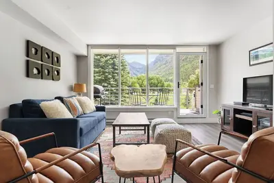 The Valley Vista: Top floor unit w/ views & hot tub