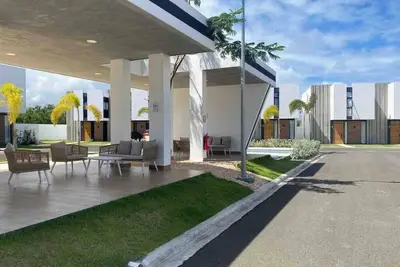 Image de Modern 2 Bdrm 2. 5 Bthrm Duplex Villa - 5 minutes from Private Beach