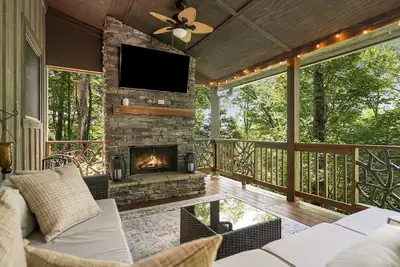 Image de Luxury mountain home - lake, tennis, hiking and more! Firewood included.