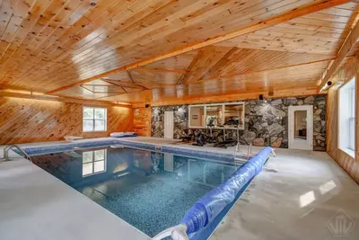 Image de Indoor Saltwater Heated Pool w/ Tennis & Multi-Sport Court, Burk's Falls