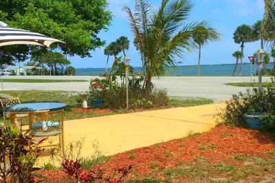 Image de Tropical paradise and amazing water views! 1950s Cottage.