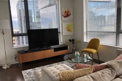 Image de Luxury Yaletown Condo  2 bedroom + 2 bathroom (u/g parking)