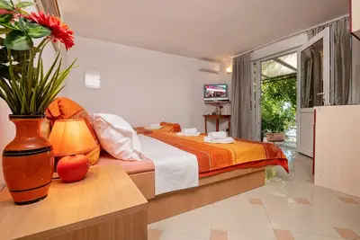 Image de Apartments Darden - Studio Apartment with Terrace and Sea View A2