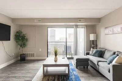 5 Mins To Little Caesars Arena, Ford Field & Fox Theater Modern 2 bed suite
