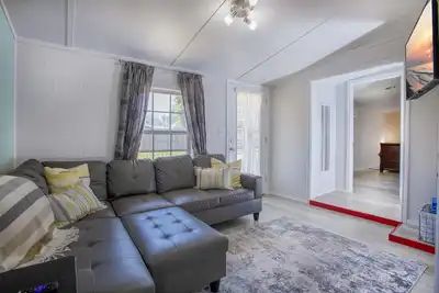 Image de Road Trip at 'Bout Dam Time - Sleep in a 1950's Bus! Its a Funky Lakeside Cabin!