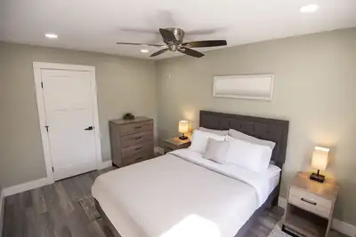 Image de Creekside Waterfall -Moderne-Appartement-Salle de bain privée séparée