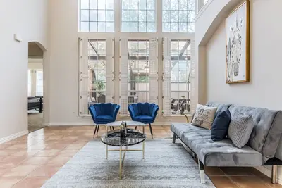 Image de Luxurious Sunroom & Pool in a Modern & Stylish House