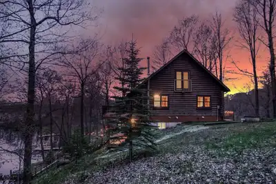 Image de Spacious, Lake Front, Authentic Log Home