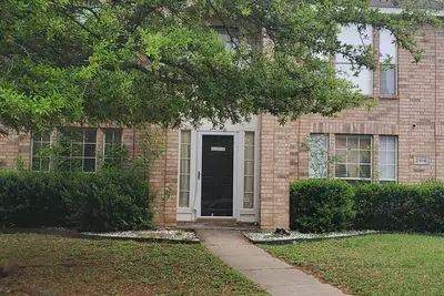 Image de Romantic double family home with spacious ready set barbecue backyard in Dalllas