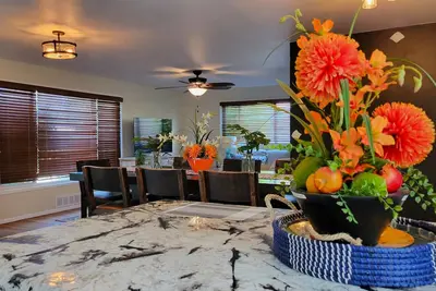 Image de Modern, Fully Stocked, Nob Hill Home
