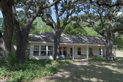 Image de PeachTree Cottage near Lost Maples
