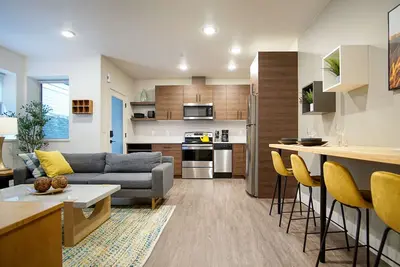 Image de Upscale apartment with 91 walk score and laundry!