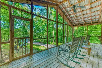 Image de Views of Elk River with wrap-around screened porch for family time
