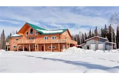 Image de 2 Bed/1Bath Triplex Log Cabin - Unit B