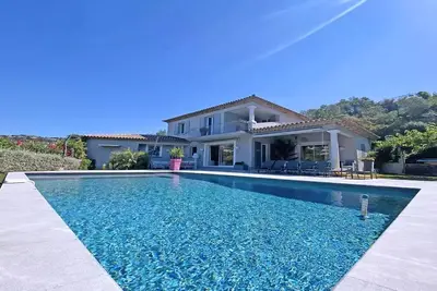 Image de Villa T6 - 10 personnes (8 adultes max) - Piscine privée - Climatisation - WiFi - Vue sur le golf - Ste Maxime - Classé