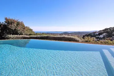 Image de Villa 10 personnes - Piscine privée à débordement - Vue mer - Wifi - Climatisation - Sainte Maxime - Classé 4*