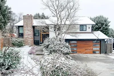 Image de Beautifully renovated hot-tub, large fenced backyard, pet friendly