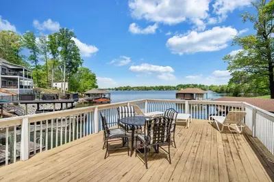 Image de Hokie Hideaway- Pet-friendly home with a natural beach and fire-pit to enjoy with the family.