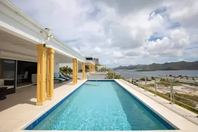 Image de Airport View 3-Bed Villa