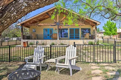 Image de Charming Burnet Cottage w/ Lake View + Porch!