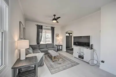 Image de Trendy Superior Home: Perfect for Groups!