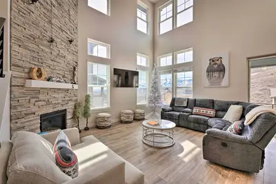 Image de Inviting Hideout Townhome w/ Balcony & Lake Views!