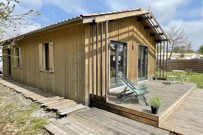 Image de Petite maison en bois en bordure de forêt
