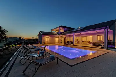 Image de Luxurious villa with 4 bedrooms and pool