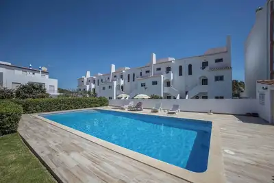 Image de Appartement \"Villas Brites nº3\", avec balcon, piscine partagée, et Wi-Fi.